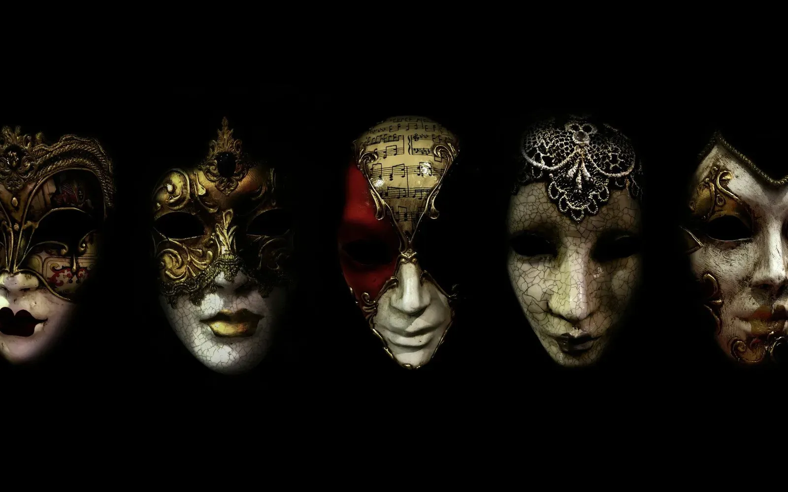 Fünf venezianische Masken vor schwarzem Hintergrund – Snoggle Erfahrungen und fiktive Profile