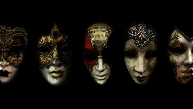 Fünf venezianische Masken vor schwarzem Hintergrund – Snoggle Erfahrungen und fiktive Profile